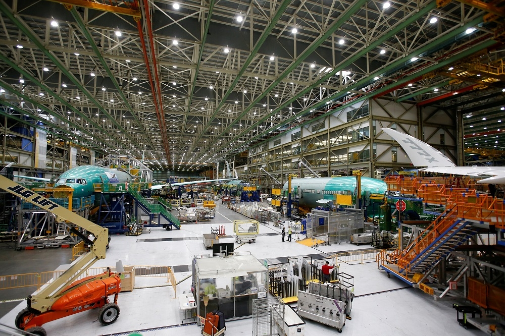 波音新型777X在艾弗雷特工廠（Boeing Everett Plant）進行組裝。（湯森路透）