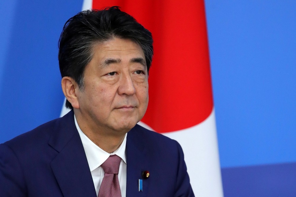日本首相安倍晉三長年被書寫為「Shinzo Abe」（晉三　安倍），姓氏擺在名字之後。（湯森路透）
