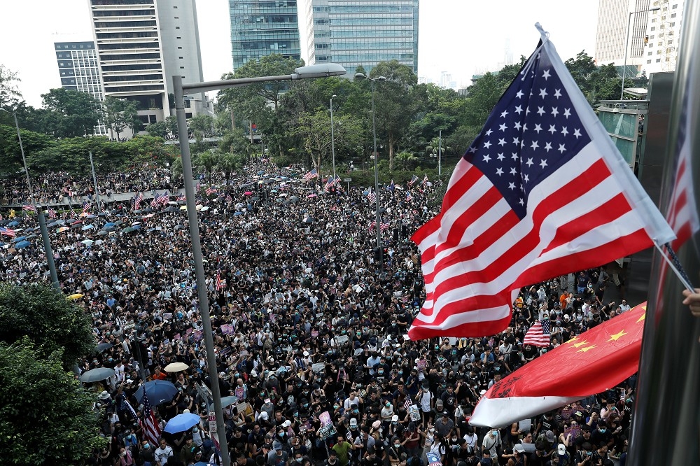 8日香港民眾上街遊行，敦促美國國會通過《香港人權與民主法案》。（湯森路透）