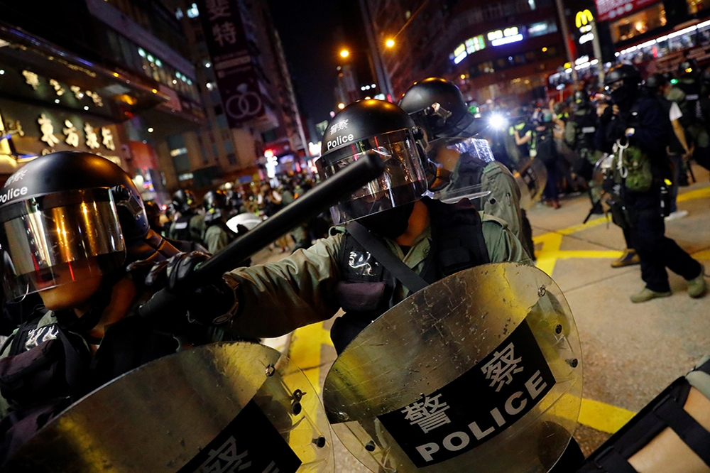 香港警務處發通告指允許休班警員配戴警棍。（湯森路透）