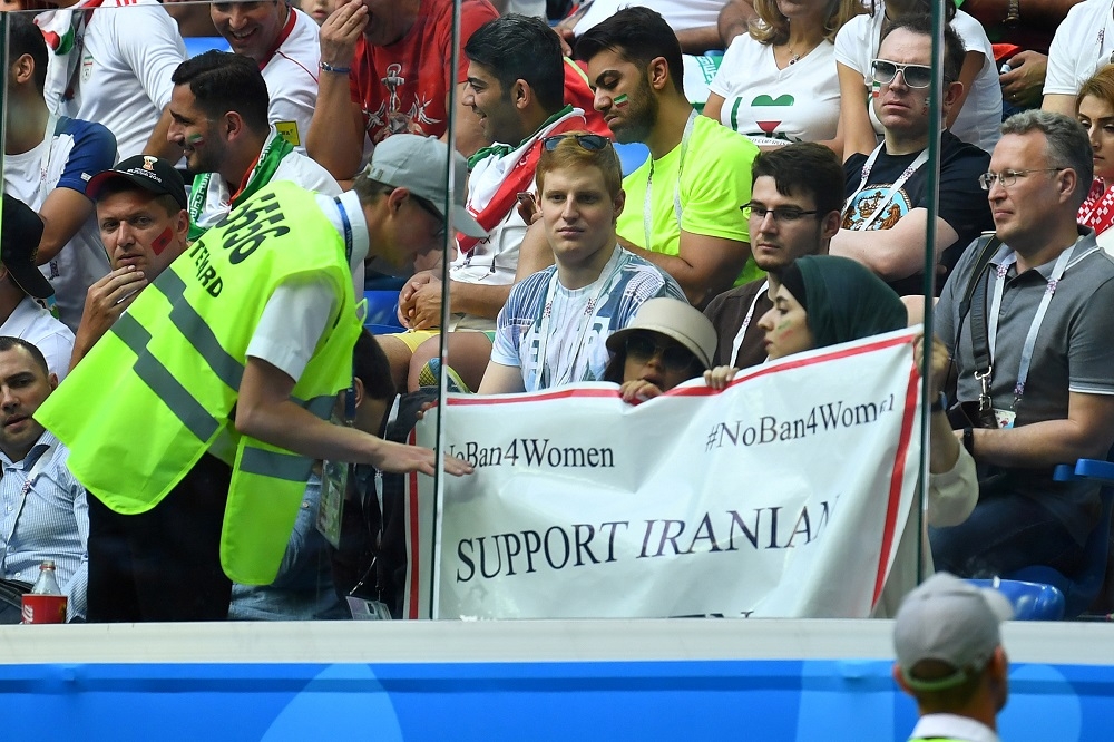 2018年世界足球盃期間，觀賽者手舉標語呼籲伊朗解除對女性觀看足球的限制。（湯森路透）