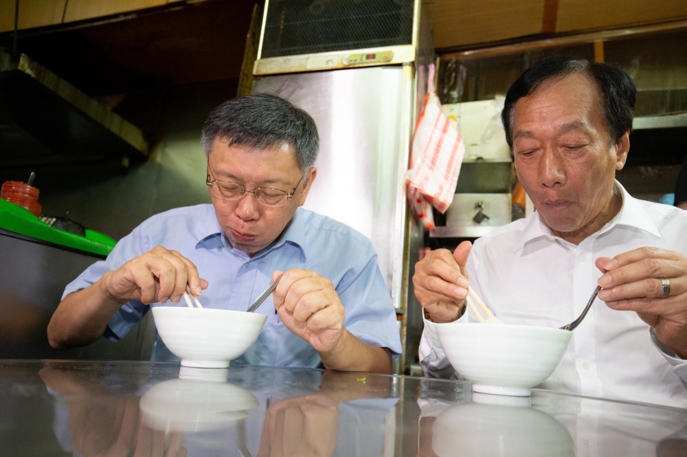 鴻海創辦人郭台銘（右）12日宣布退出國民黨，獨立參選總統成定局。（台灣民眾黨提供）