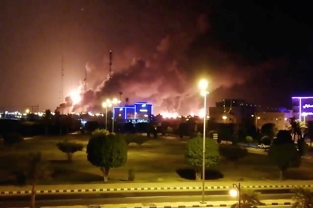 沙國石油公司（Aramco）位於阿布蓋格，14日遭到攻擊，該煉油廠號稱是全球最大原油穩定廠。（湯森路透）