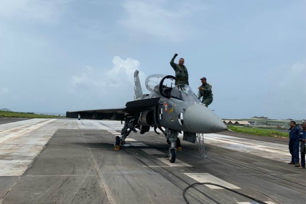 完成「攔截降落」測試的海軍版光輝戰機與兩名飛行員。（圖片取自印度海軍推特）
