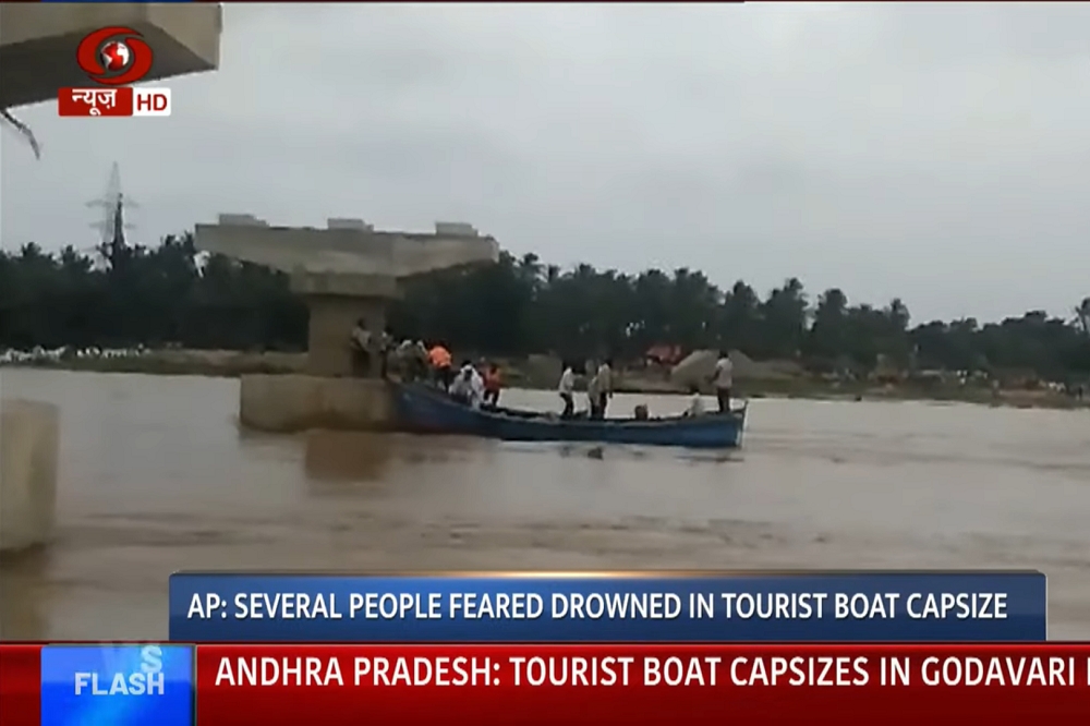 印度15日下午發生觀光船翻覆意外。（圖片取自影片）