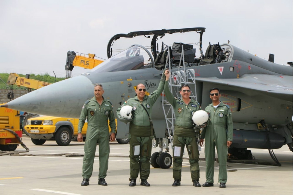  親自登上光輝戰機試飛的印度國防部長辛格（圖中左）。（圖片取自辛格官方推特）
