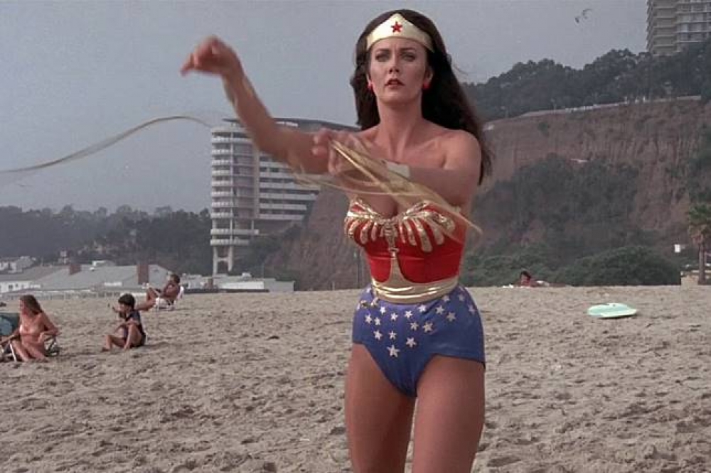 琳達卡特在1975年影集《神力女超人》中的扮相（Tom Simpson＠CC.BY 2.0）