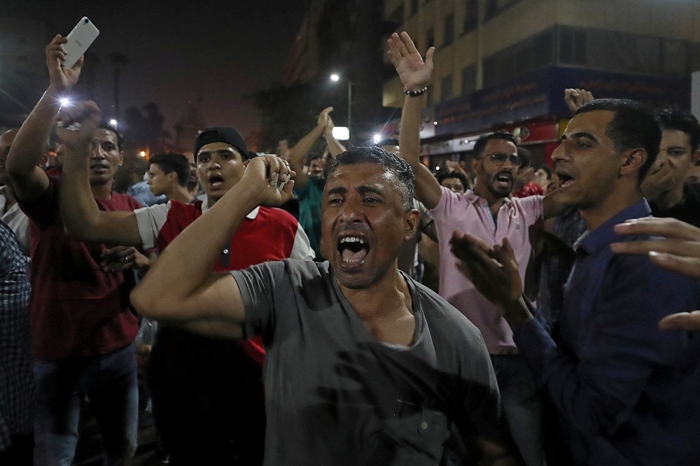 埃及民眾不滿總統塞西政權，集結抗議。（湯森路透）