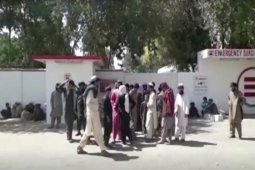 海曼德省（Helmand）一處醫院外，聚集民眾前往探視傷者。（湯森路透）