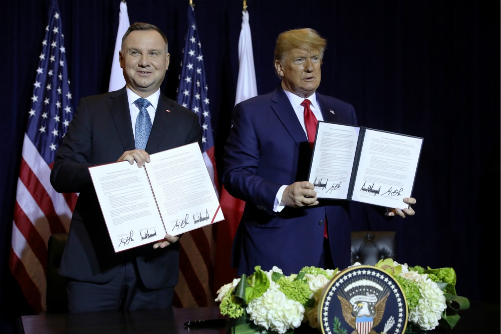 美國總統川普（右）與波蘭總統杜達（左）簽署兩國新軍事合作協議。（湯森路透）