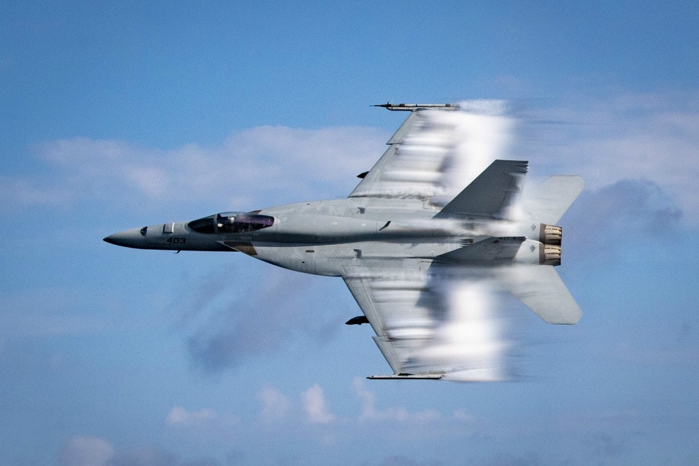 美海軍麾下F/A-18E「超級大黃蜂」戰機達到超音速飛行。（圖片取自美軍DVIDS系統）