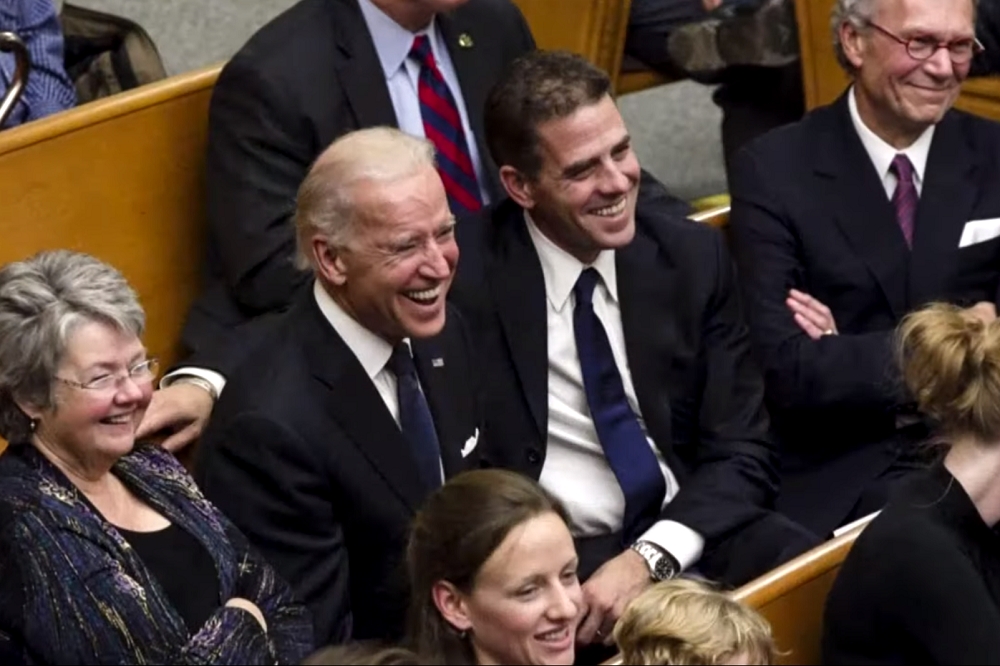 美國民主黨參選人、前副總統拜登（左）及其之子杭特（Hunter Biden）。（翻攝自YouTube）