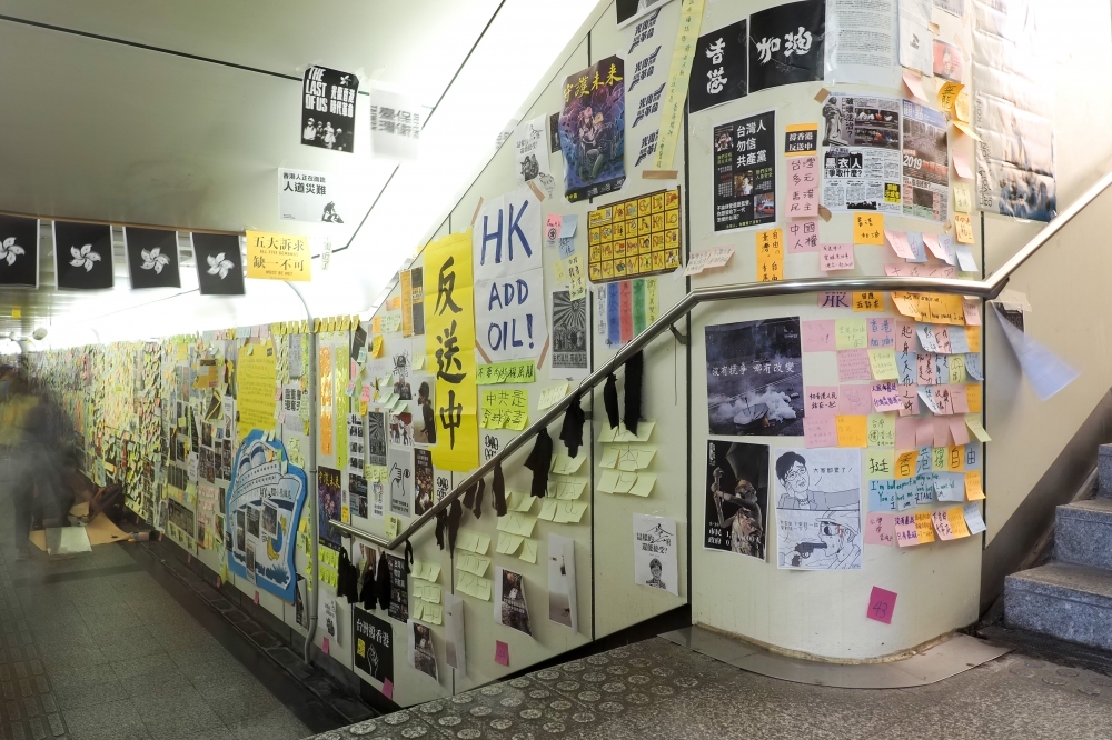 台灣大學生在校園布設「連儂牆」，正反雙方糾紛頻傳，北檢28日表示，若涉及刑責的衝突，必依法嚴辦。（資料照片／張家銘攝）