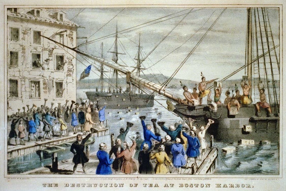 北美群眾反對英國政府在殖民地徵稅並藉此控制殖民地政府，進而將貨船上的茶葉倒入海中，即波士頓茶葉事件。（維基百科）