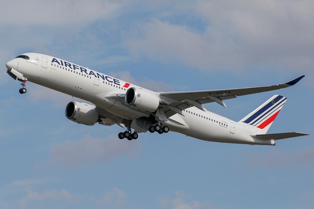 法國航空首架空中巴士 A350客機起飛。（湯森路透）