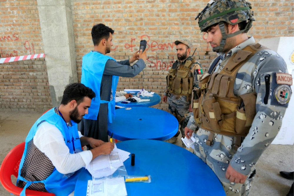 阿富汗28日舉行第四次總統大選，國防軍官兵正在進行領票。（湯森路透）