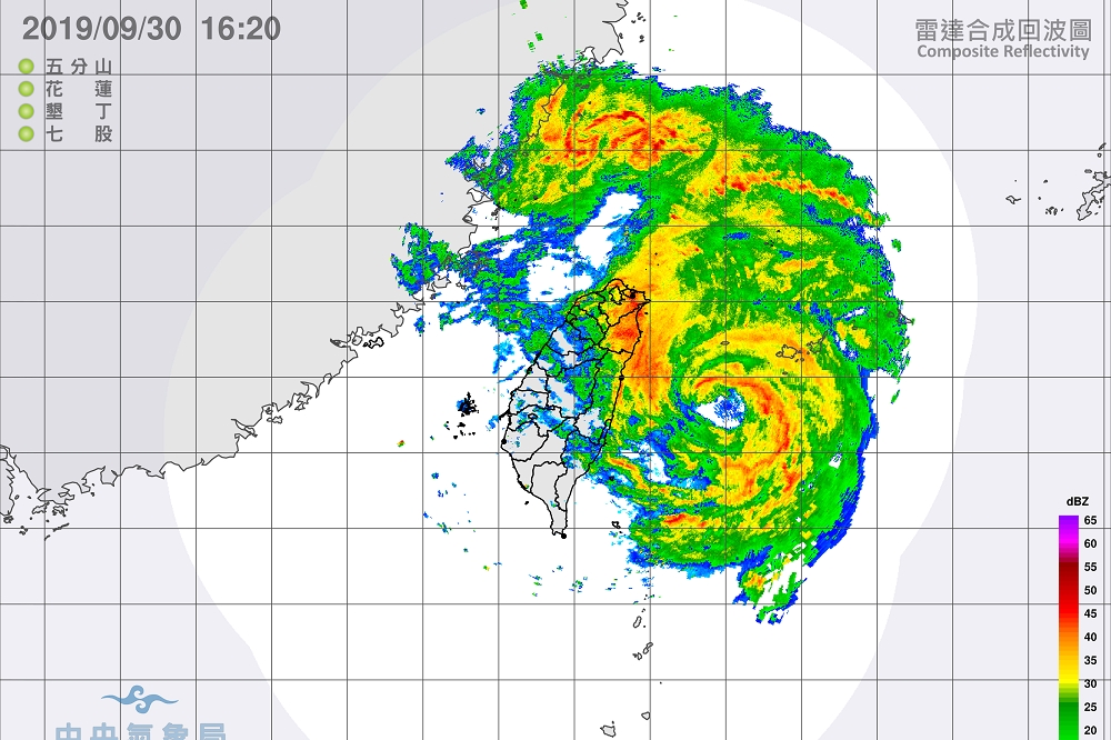 氣象局指出，目前颱風中心在宜蘭海面，向北北西移動，對南投、台中以北、宜蘭、花蓮、台東將構成威脅。（中央氣象局提供）