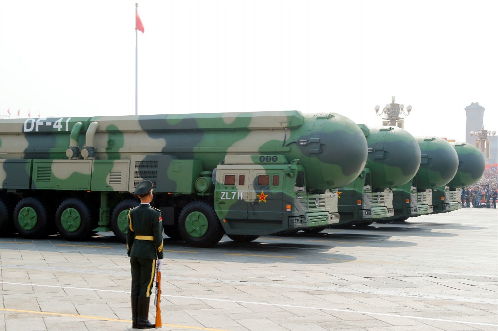 中國自製的東風41型洲際彈道飛彈，於1日閱兵上首度公開亮相。（湯森路透）