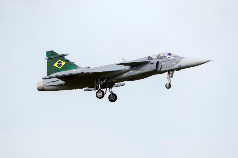 紳寶向巴西空軍交付首架獅鷲E型戰機。（湯森路透）