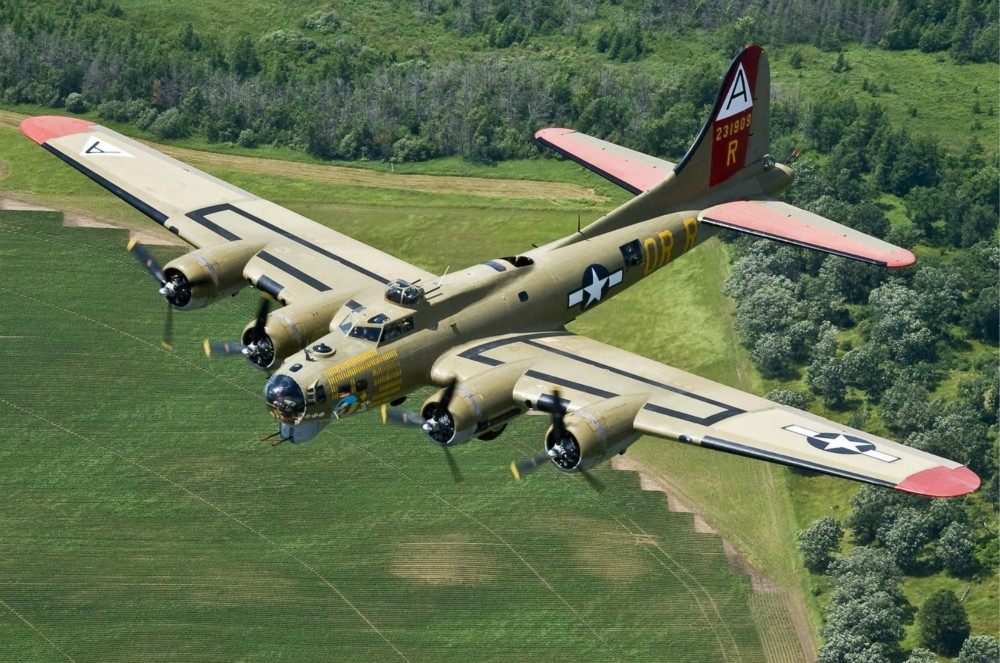 二戰歐洲戰區著名機型、B-17遠程轟炸機驚傳失事墜毀。（圖片取自Collings Foundation臉書專頁）