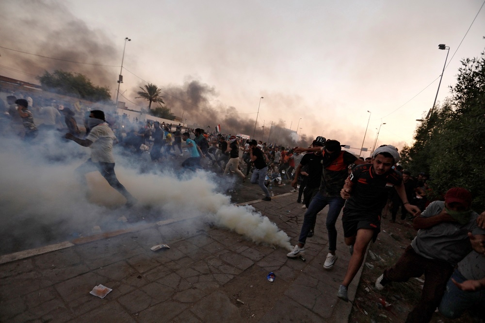 5日在巴格達，維安人員對民眾施放催淚瓦斯。（湯森路透）