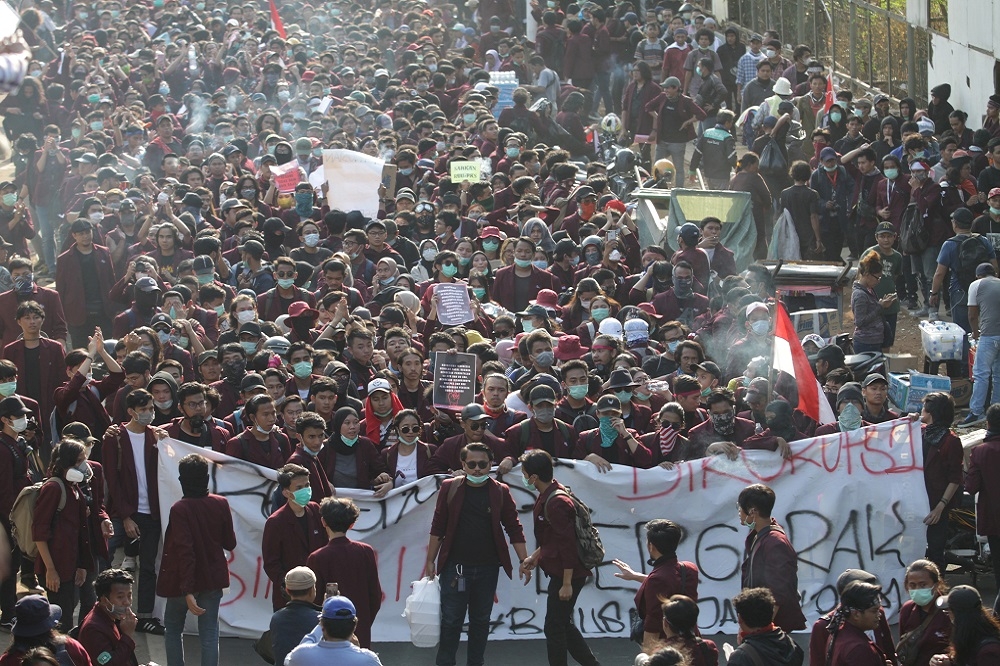 在印尼雅加達，許多大學生30日上街對國會表達抗議。（湯森路透）