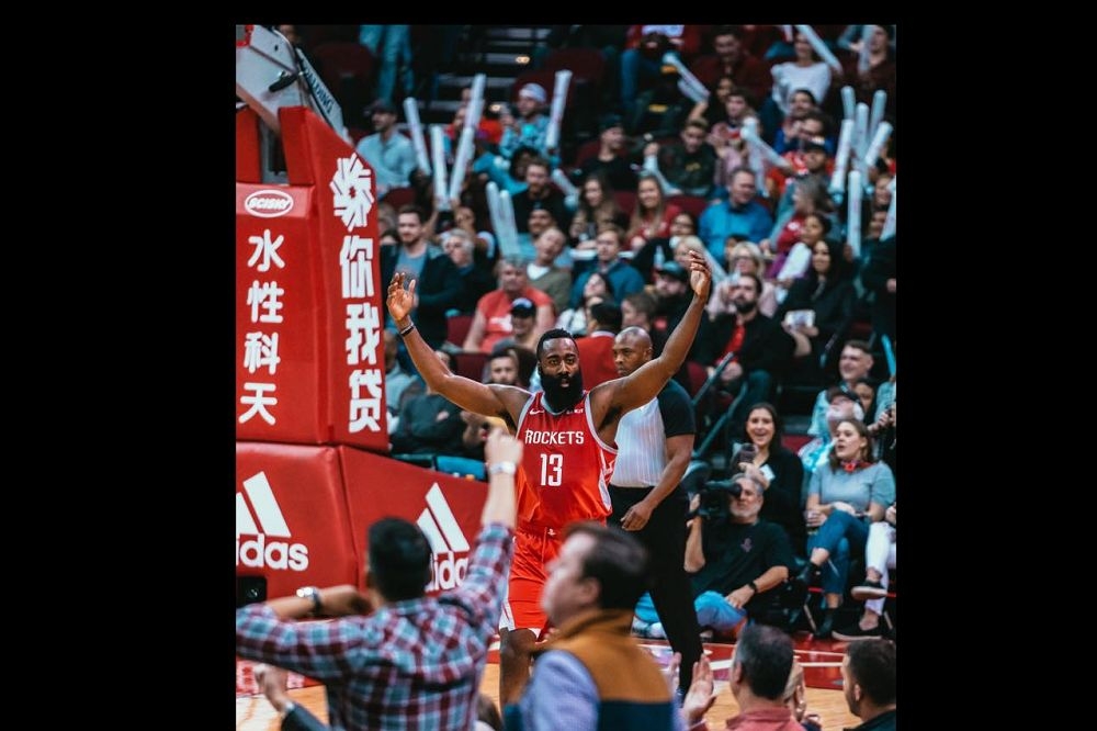 NBA火箭隊總管莫雷因力挺香港言論，使中國球迷群情激憤，7日中國最大網購平台淘寶，所有與火箭隊相關的商品已全部被下架。（取自james harden臉書）
