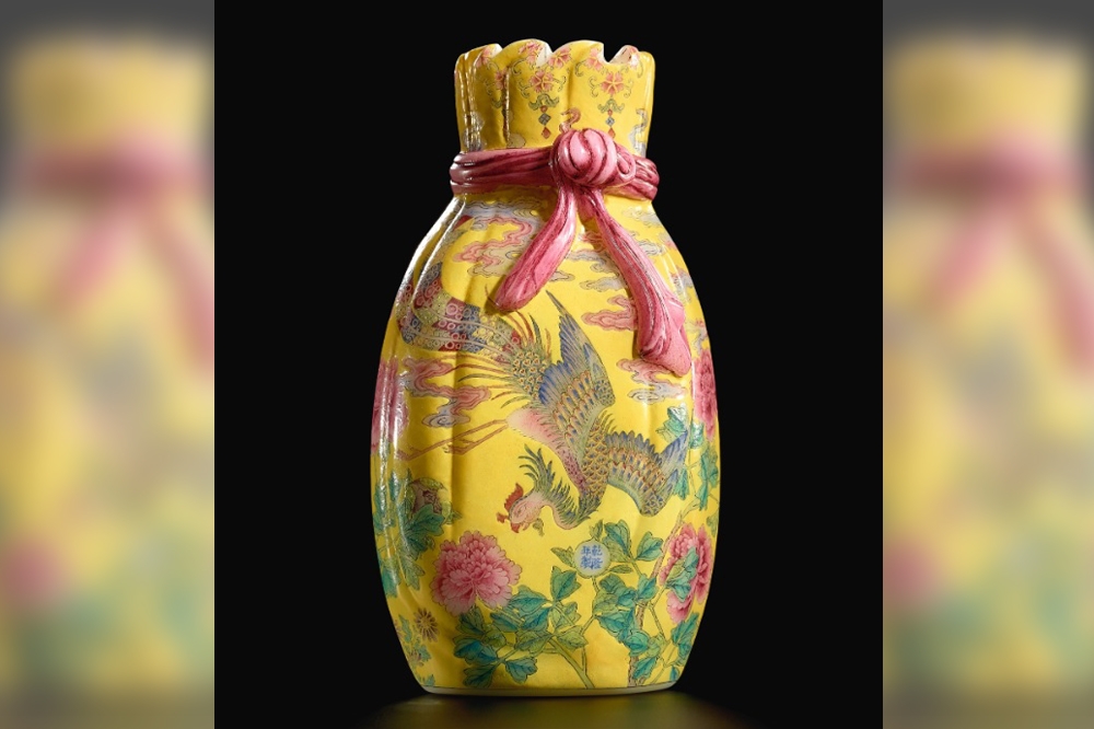  8日曹興誠以約8.23億台幣拍賣出「清乾隆料胎黃地畫琺瑯鳳舞牡丹包袱瓶」。（翻攝自香港蘇富比官網）