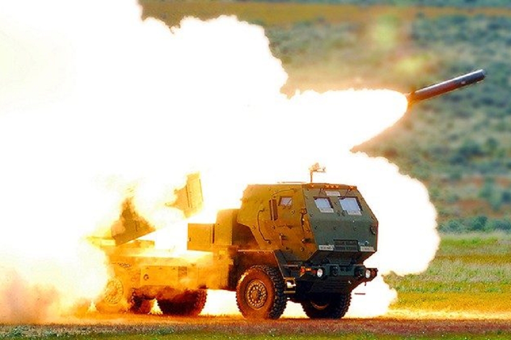 陸軍為強化重層嚇阻的打擊能力，2020年起以「轟雷專案」編列逾150億元預算，爭取採購15套M142「海馬斯」多管火箭系統。（取自Lockheed Martin官網）