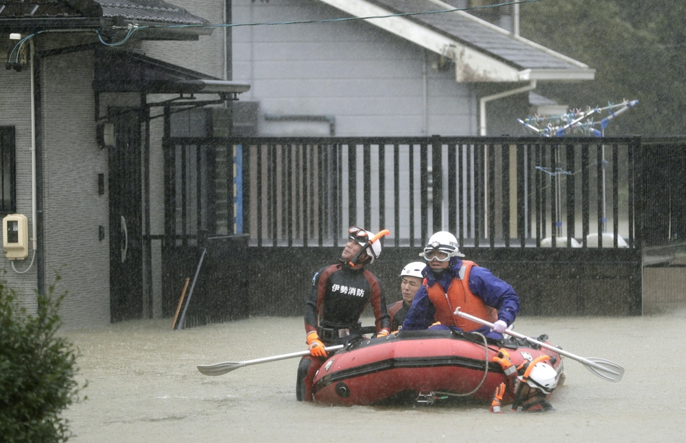日本關東地區遭到颱風哈吉貝襲擊，部分地區出現淹水災情。（湯森路透）