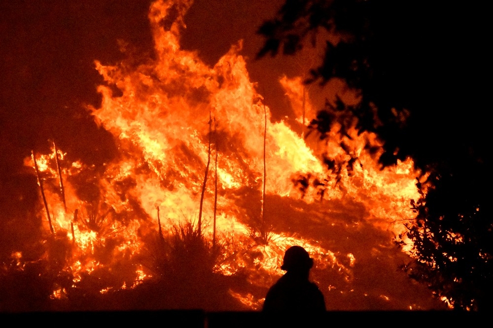 美國加州洛杉磯北部自10日起發生「馬鞍嶺大火」。