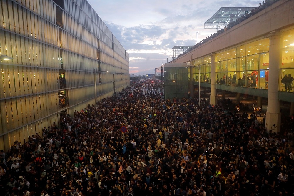 加泰隆尼亞民眾上街抗議法院重判，癱瘓機場。（湯森路透）