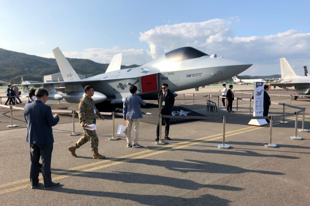 韓國首次公開展示KF-X戰機的實體模型。（湯森路透）