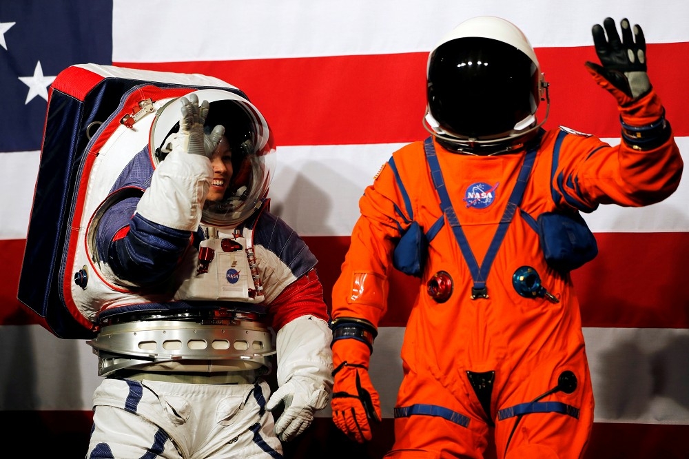 NASA展示最新設計的太空服裝。（湯森路透）