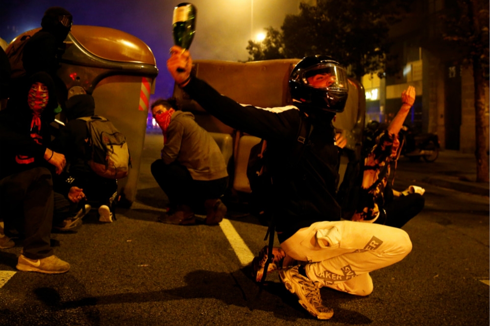加泰隆尼亞獨立派支持者在巴塞隆納發起連三天抗爭，示威者手持「莫洛托夫雞尾酒」。（湯森路透）