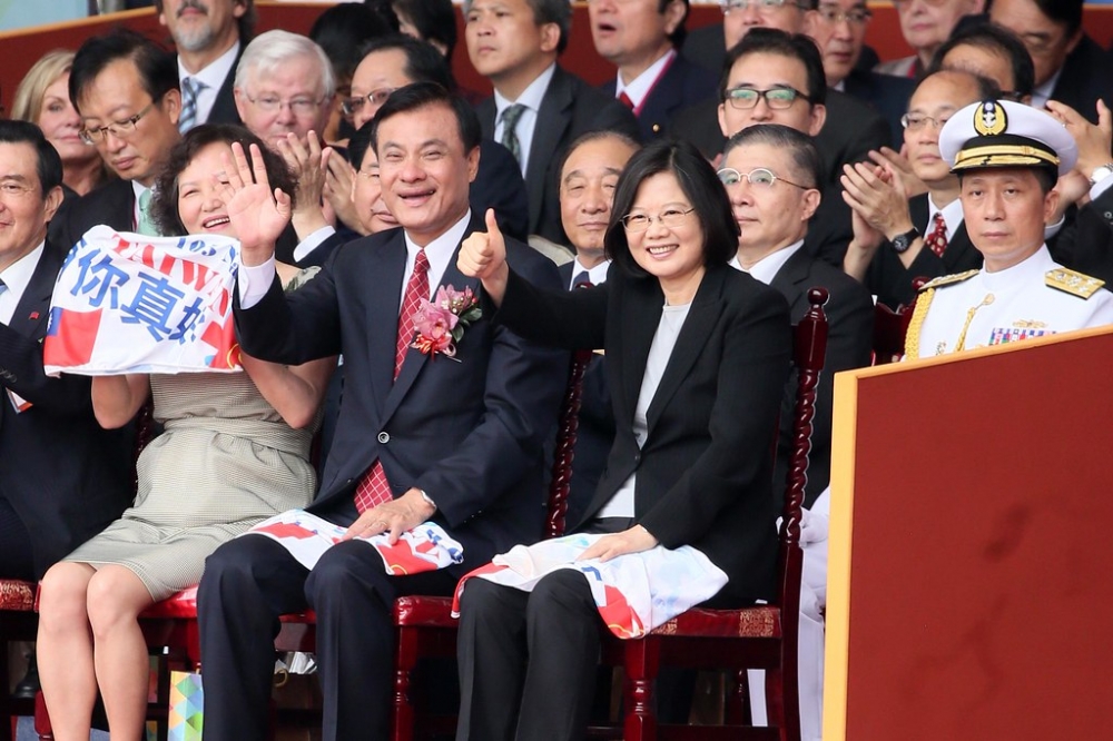 蘇嘉全是台灣憲政史上首任民進黨籍的國會議長，圖為他與太太洪恆珠一起出席國慶典禮。（圖片摘自總統府網站）
