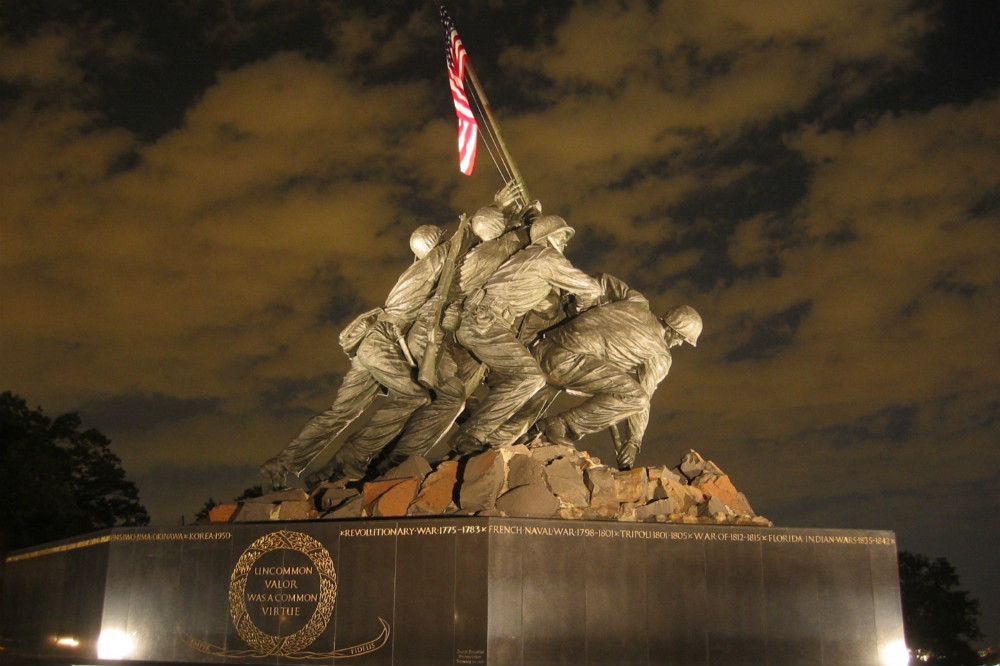 美國維吉尼亞州陸戰隊戰爭博物館外的「硫磺島豎立星條旗」雕像。（圖片取自美國交通運輸部）