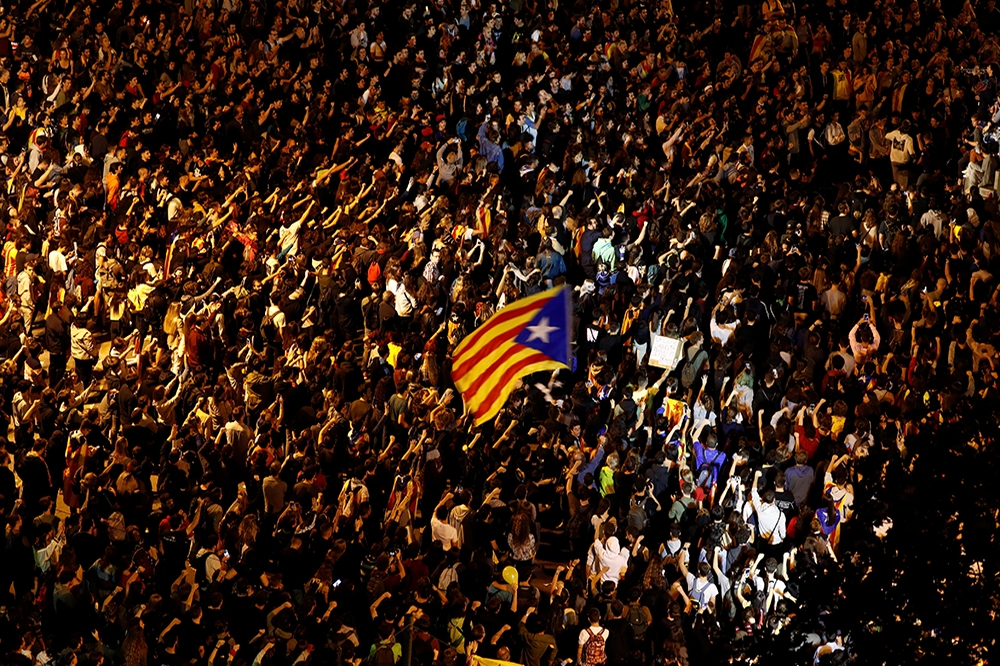 加泰隆尼亞連日示威活動引發大規模警民衝突。（湯森路透）