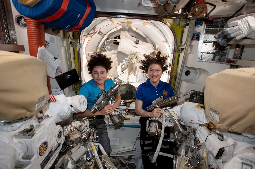 在國際太空站內的NASA太空人科克（右）和梅爾。（湯森路透）