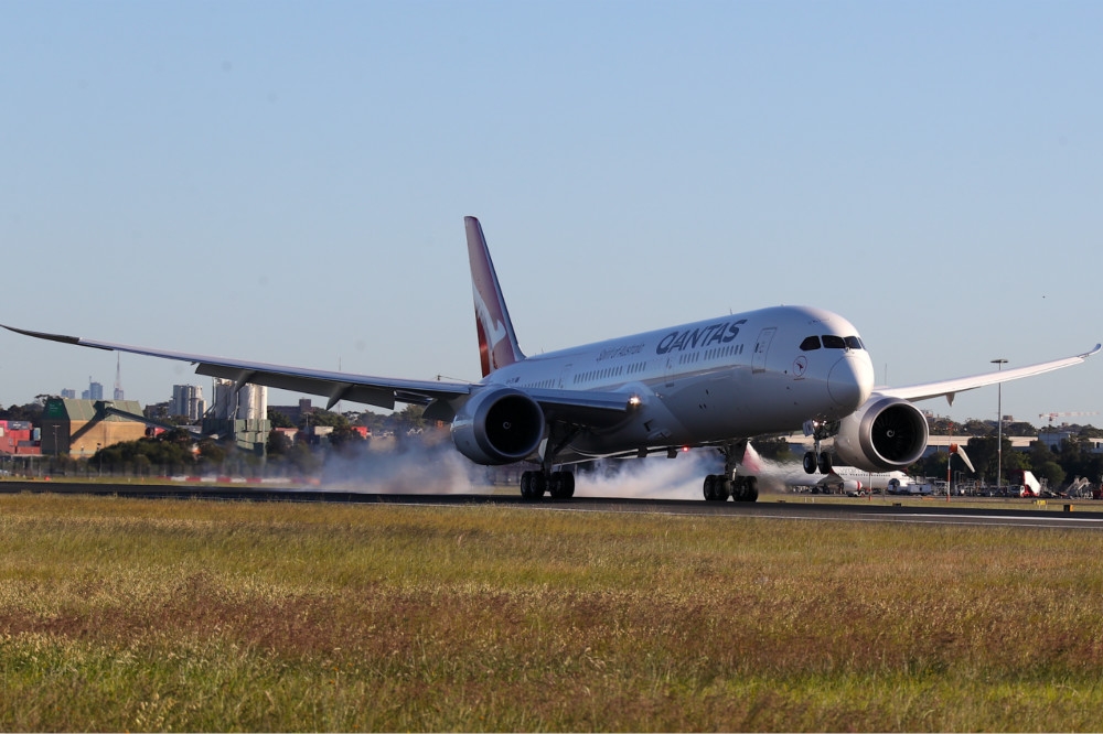 澳航787-9型夢幻客機抵達雪梨機場。（圖片取自澳航官網）