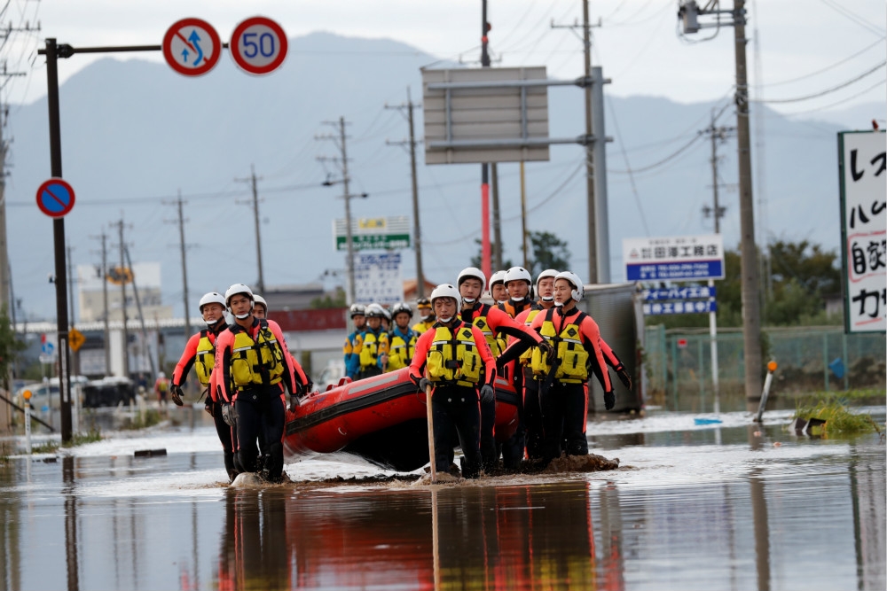 遭到颱風哈吉貝強降雨肆虐，日本多地一度成為「水鄉澤國」並傳出災情。（湯森路透）