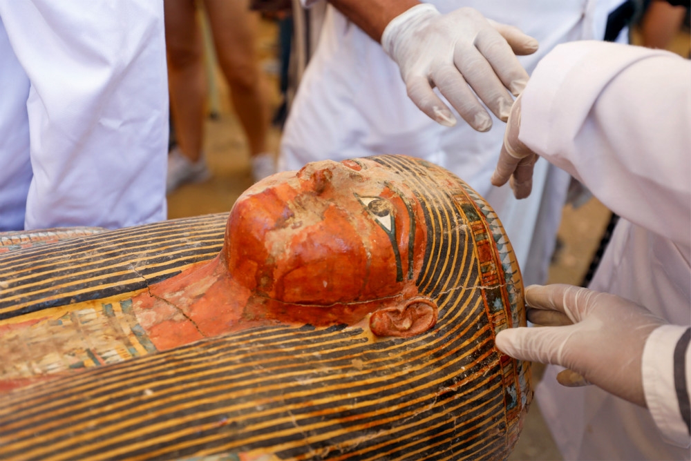 觀光客參觀於埃及路克索新出土的古代棺木。（湯森路透）