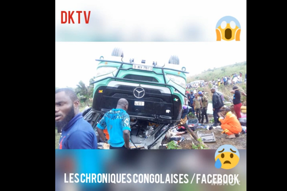 剛果20日發生公車翻覆意外，至少30人死亡。（圖片取自影片）
