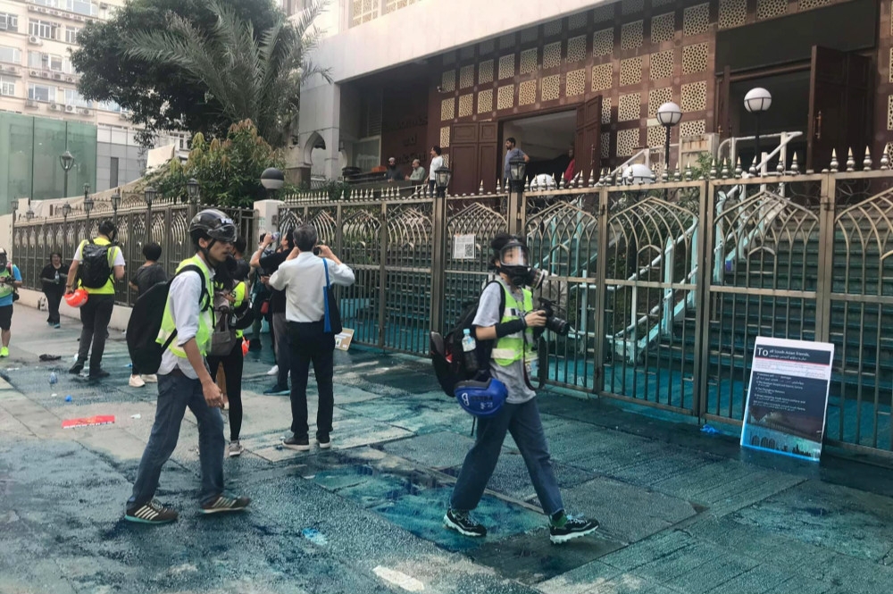 香港尖沙嘴清真寺20日遭到港警以水炮車誤射。（湯森路透）