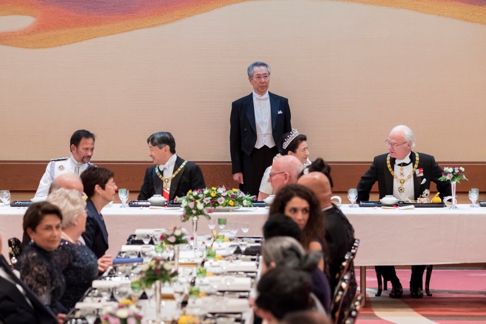 德仁天皇夫婦22晚間在東京皇居舉行「饗宴之儀」晚宴。（湯森路透）
