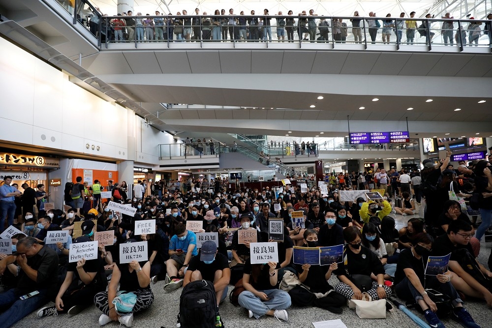 7月26日，有民眾聚集香港國際機場進行和平抗議。（湯森路透）