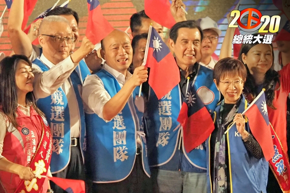 國民黨總統參選人韓國瑜19日晚上深入綠營鐵票區台南市舉辦大型造勢晚會，前總統馬英九再度現身站台力挺。（張家銘攝）