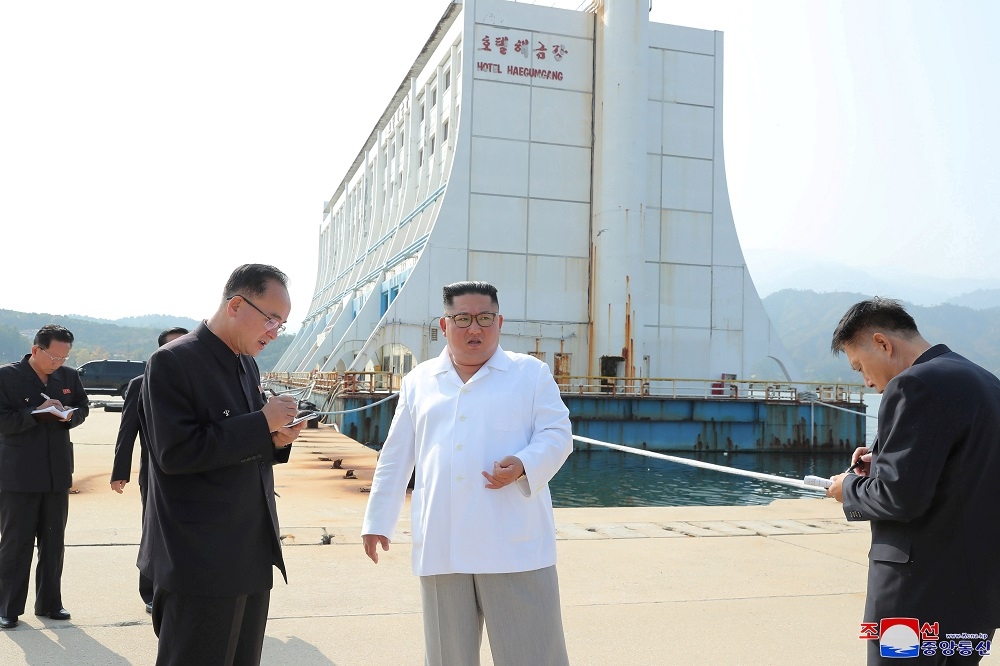 北韓領導人金正恩日前視察兩韓邊境的金剛山旅遊區。（湯森路透）