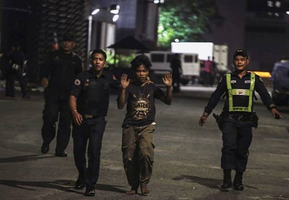 菲律賓警方護送遊客離開賭場。（湯森路透）