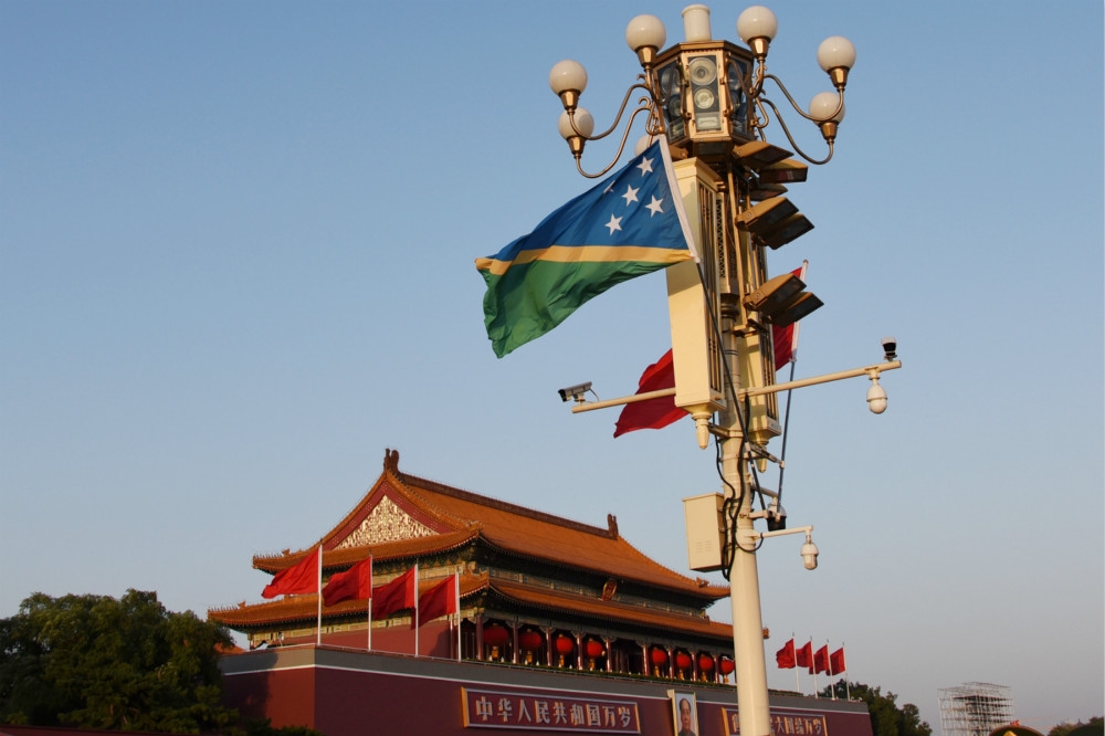 索羅門群島國旗飄揚在北京天安門廣場。（湯森路透）